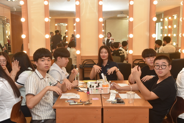 ▲ 패션뷰티전공에서 네일아트를 직접 체험하고 있는 학생들.ⓒ대구한의대