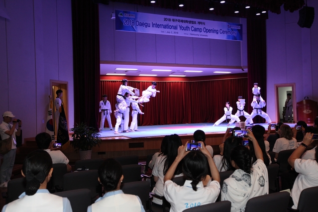 ▲ 계명대서 열린 2018 대구국제대학생캠프에서 계명대 태권도시범단이 축하공연을 하고 있다.ⓒ계명대