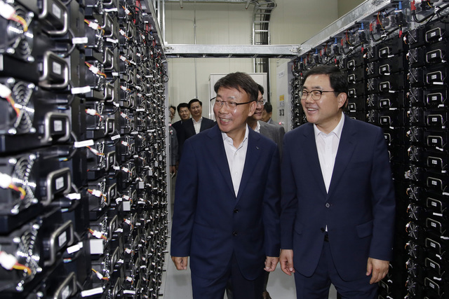 두산중공업 김명우 사장(왼쪽)과 허성무 창원시장이 ESS발전소 배터리룸을 둘러보고 있다.ⓒ두산중공업