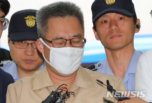 ▲ 인터넷 불법 댓글 조작 혐의로 구속 기소된 '드루킹' 김모(49)씨가 지난 7일 오전 서울 서초구 허익범 특별검사 사무실에 출석하며 눈을 감고 있다. ⓒ 사진 뉴시스