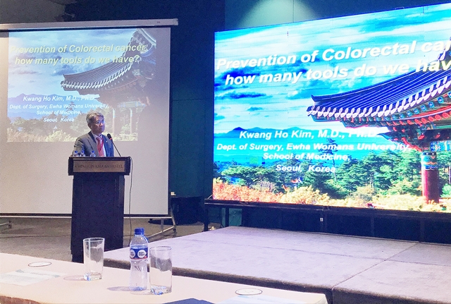 ▲ 김광호 이대목동병원 외과 교수가 최근 몽골에서 강연을 진행했다. ⓒ이대목동병원