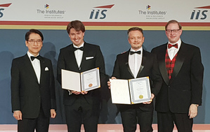 ▲ 지난 9일 저녁 신창재 교보생명 회장(왼쪽 첫번째)이 독일 베를린 인터컨티넨탈호텔에서 열린 ‘2018 세계보험협회 글로벌인슈어런스포럼’에서 신용호세계보험학술대상을 수상한 독일 프리드리히-알렉산더대학의 

알렉산더 보너트 교수(왼쪽 두번째), 알브레흐트 프리체 교수(왼쪽 세번째) 및 마이클 모리세이(Michael Morrissey) 세계보험협회(IIS) 회장과 기념촬영을 찍고 있다. ⓒ교보생명