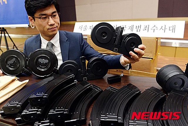 ▲ 2015년 5월 공안기관에 적발된 탄창 불법수출 증거품. 보통의 20~30발 들이 탄창 외에도 50~100발을 넣을 수 있는 드럼 탄창도 있었다. ⓒ뉴시스. 무단전재 및 재배포 금지.