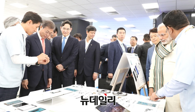▲ 문재인 대통령이 모디 인도 총리와 함께 9일(현지시각) 인도 뉴델리 인근 삼성전자 노이다 제2공장 준공식에 참석해 이재용 삼성전자 부회장의 안내를 받으며 생산 라인을 둘러보고 있다. ⓒ청와대 제공
