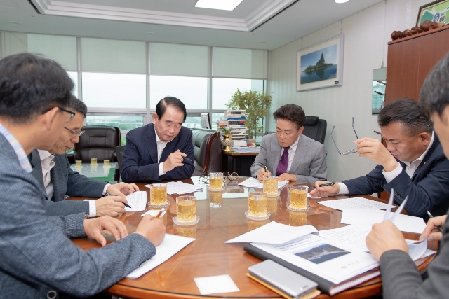 ▲ 김병수 울릉군수가 10일 정성환 의회의장과 함께 박명재 국회의원을 만나 중앙부처와 관련된 지역 현안사업에 대해 협의를 했다.ⓒ울릉군