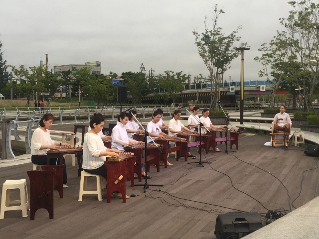 ▲ 포항문화재단이 주최하는 2018 하하야놀자 첫 공연에서 가야금병창 보존회의 장월중선 공연장면.ⓒ포항문화재단