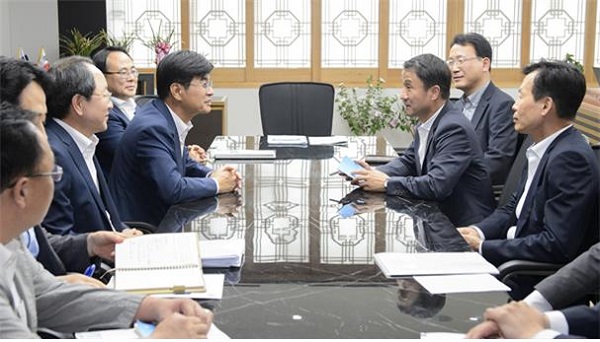 ▲ 청와대 한병도 정무수석이 10일 세종시청을 방문, 이춘희 시장과 지역현안 등과 관련해 이야기를 나누고 있다.ⓒ세종시