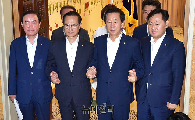 ▲ 여야 4당 원내대표가 10일 원구성에 최종 합의해 기자회견을 갖고 있다. ⓒ뉴데일리 이종현 기자