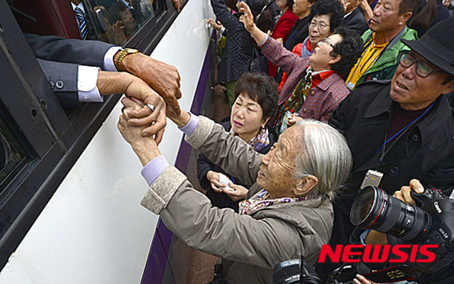 ▲ 2015년 10월 금강산에서 열린 이산가족 상봉행사 때 모습. ⓒ뉴시스. 무단전재 및 재배포 금지.