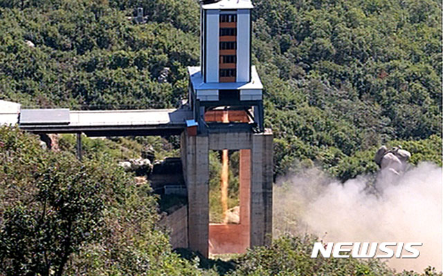 ▲ 북한이 동창리 시험장에서 신형 로켓엔진 분사실험을 하는 모습. ⓒ뉴시스. 무단전재 및 재배포 금지.