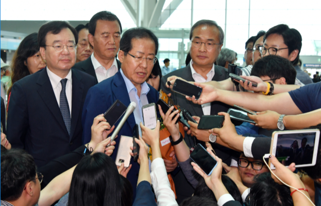 ▲ 11일 인천국제공항에서 출국 전 기자회견을 갖고 있는 홍준표 전 자유한국당 대표 ⓒ뉴시스