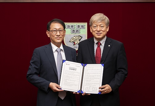 ▲ 10일 서울 성북구 고려대학교에서 진행된 업무협약식에서 하재주 한국원자력연구원장(왼쪽),염재호 고려대 총장이 기념사진을 촬영하고 있다. ⓒ고려대