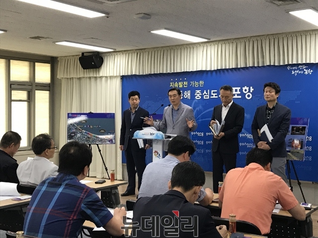 ▲ 정연대 포항시 일자리경제국장이 11일 시청 브리핑룸에서 오는 25일부터 29일까지 5일간 열린는 '2018포항국제불빛축제'에 대해 설명하고 있다. ⓒ뉴데일리