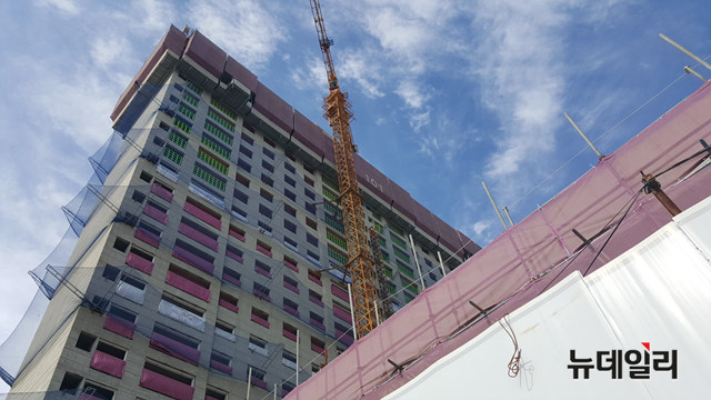 ▲ 경북 포항시의 한 신축 아파트 단지 공사 현장. ⓒ성재용 기자