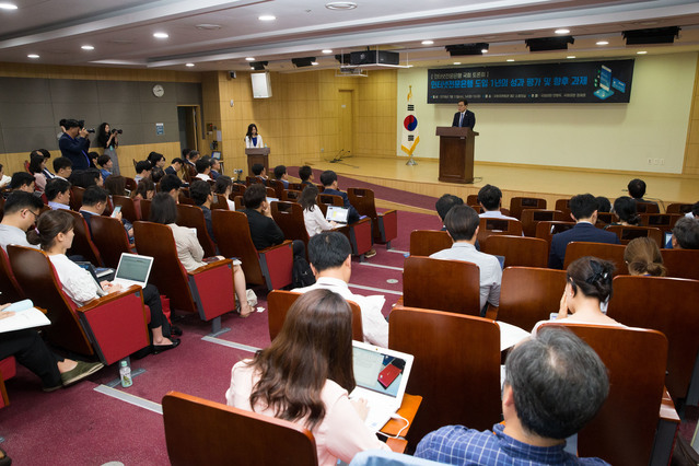 ▲ 11일 국회에서 열린 '인터넷전문은행 도입 1년의 성과 평가 및 향후 과제' 토론장에서 최종구 금융위원장이 축사를 하고 있다.ⓒ금융위원회