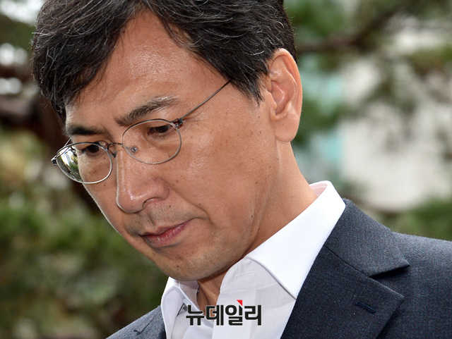 ▲ 성폭행 혐의를 받고 있는 안희정 전 충남지사가 19일 오전 서울 마포구 서울서부지방검찰청에 피의자 신분으로 출석하고 있다. ⓒ뉴데일리 DB