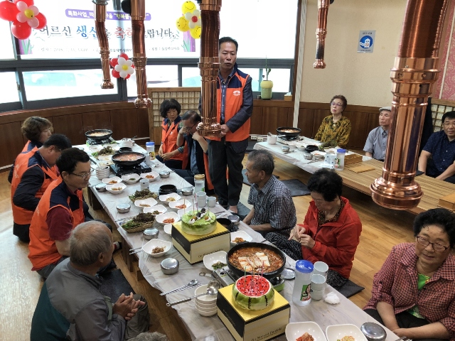 ▲ 울릉읍지역보장협의회가 지난 11일생신을 맞이한 독거노인및 소외 어르신에게 음식을 대접했다.ⓒ울릉군지역사회보장협의체