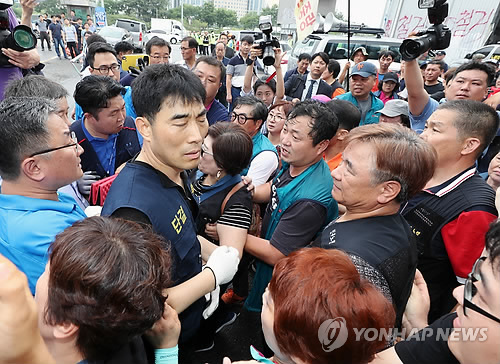 ▲ 12일 오전 법원이 명도 강제집행에 나선 노량진수산시장.ⓒ연합뉴스