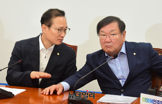 ▲ 12일 오전 정책조정회의에 참석해 대화를 나누고 있는 홍영표 더불어민주당 원내대표와 김태년 정책위의장 ⓒ뉴데일리 이종현 기자