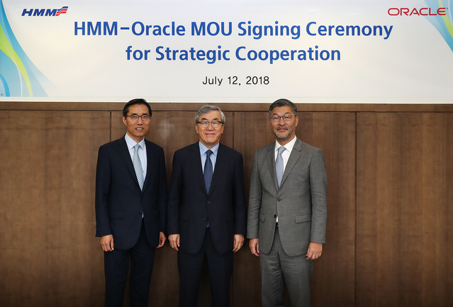 ▲ MOU 체결식에서 유창근 현대상선 사장(가운데)과 로저리(Roger Li) 오라클 아태지역 수석 부사장(오른쪽), 김형래 한국오라클 사장(왼쪽)이 서명식을 마친 후 기념 촬영을 하고 있다.ⓒ현대상선