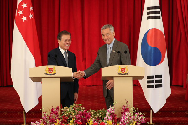 ▲ 문재인 대통령이 12일 싱가포르 대통령궁에서 리센룽 총리와 공동언론발표를 하는 모습. ⓒ뉴시스 DB