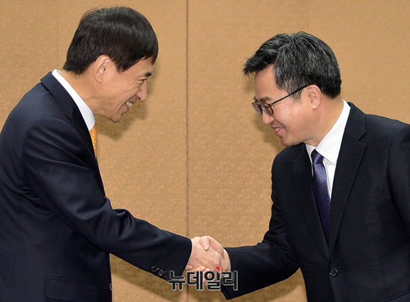 ▲ 이주열 한국은행 총재와 김동연 경제부총리가 악수를 나누는 모습. ⓒ뉴데일리 DB