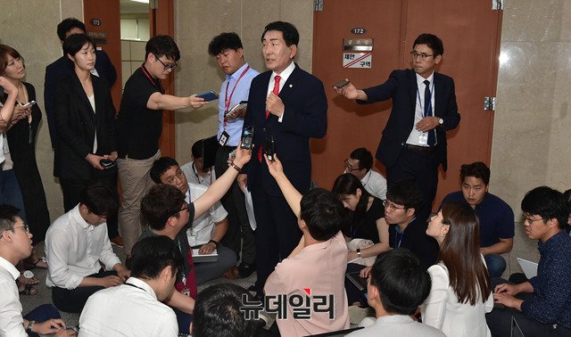 ▲ 비상대책위원장 후보군 5명을 발표한 뒤 기자들과 질의응답을 갖고 있는 안상수 자유한국당 비대위 준비위원장 ⓒ뉴데일리 이종현 기자