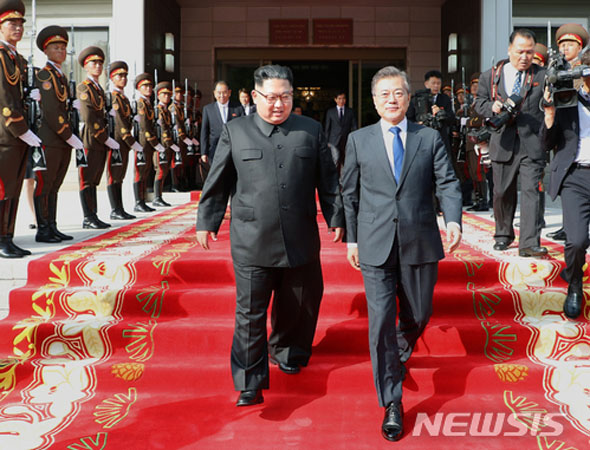 ▲ 지난 5월 26일 오후 판문점 북측 통일각에서 2차 정상회담을 마치고 나오는 김정은과 문재인 대통령. ⓒ뉴시스. 무단전재 및 재배포 금지.