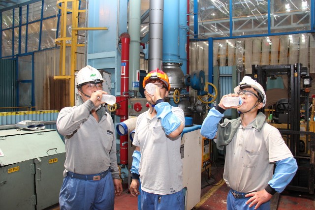 ▲ 외주파트너사 직원들이 더위를 식히며 휴식을 취하고 있다.ⓒ포스코