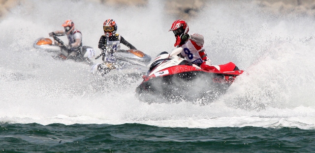 ▲ 영일대해수요장 해상의 수상 제트스키 묘기.ⓒ포항시