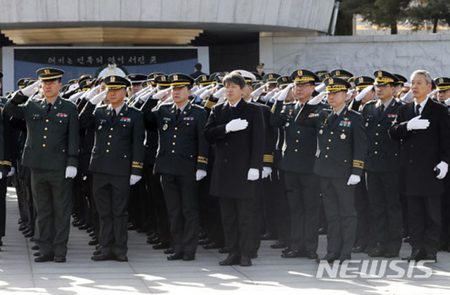 ▲ 지난 1월 국립현충원을 찾아 정치적 중립을 다짐하는 기무사령부 관계자들. ⓒ뉴시스. 무단전재 및 재배포 금지.