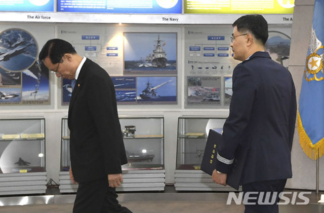 ▲ 지난 11일 기무사 문건 독립수사단장을 임명한 뒤 고개를 숙이고 퇴장하는 송영무 국방장관. ⓒ뉴시스. 무단전재 및 재배포 금지.