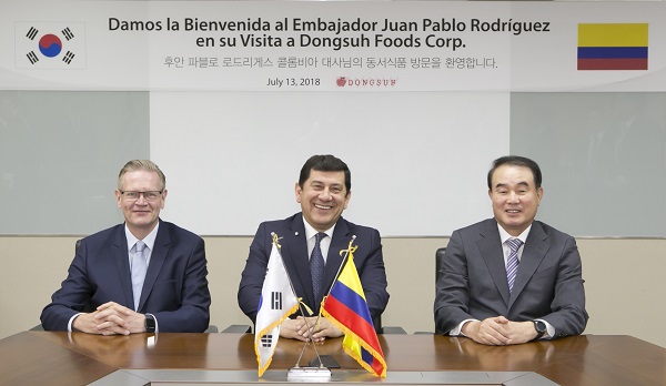 ▲ (왼쪽부터)첼 루트 동서식품 부사장, 후안 파블로 로드리게스 콜롬비아 대사, 이광복 동서식품 대표이사ⓒ동서식품