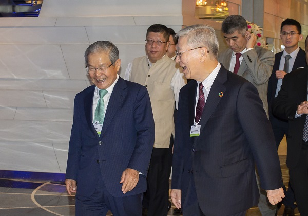 ▲ 권태신 전국경제인연합회 상근부회장(왼쪽)이 13일 인도 뉴델리에서 열린 ‘2018 아시아 비즈니스서밋’에 참석해 나카니시 히로아키 일본 경단련 회장(오른쪽)과 대화하고 있다. ⓒ전경련