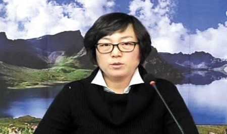 ▲ 김정일 사망 직후인 2011년 12월 24일 황선 전 민주노동당 대변인이 백두산 천지를 배경으로 상복을 입고 나와 ‘김정일 국방위원장 서거와 한반도 전망’이라는 특집 방송을 진행하고 있다. ⓒ 뉴데일리DB