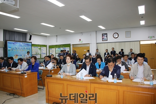 ▲ 13일 오전 대구시의원이 대구상수도사업본부 매곡정수장을 방문해 ‘수돗물 안전 확보 대책’을 논의했다.ⓒ뉴데일리