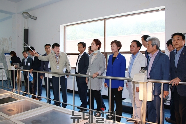 ▲ 13일 오전 대구 매곡 정수장을 방문한 대구시의원들이 시설물을 둘러보고 있다. ⓒ뉴데일리