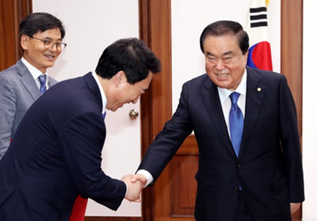 ▲ 문희상 신임 국회의장이 13일 국회의장실에서 박수현 신임 비서실장과 악수를 나누는 모습. ⓒ뉴시스 DB