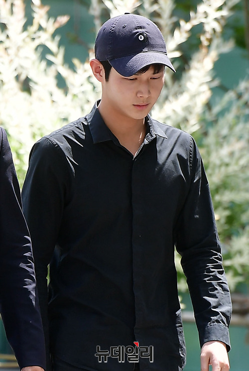 ▲ 배우 이서원이 지난달 24일 오후 서울 송파구 동부지방검찰청에 변호인과 함께 입장하고 있다. 이서원은 지난 4월 술자리에 함께 있던 여성 연예인에게 강제로 신체 접촉을 시도하고, 흉기로 협박해 강제추행 및 특수협박 혐의를 받고 있다. ⓒ 정상윤 기자