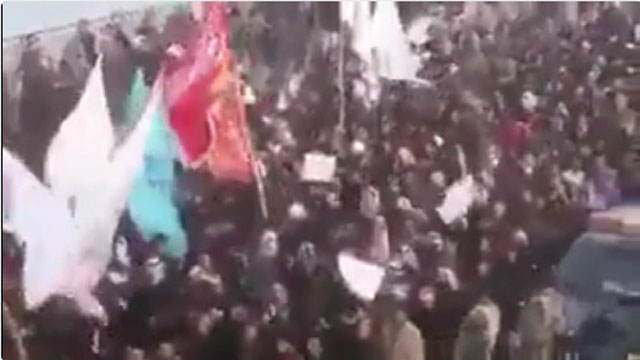 ▲ 사미 라마난디 씨가 현지에서 전화로 찍어 올린 바스라 시내 시위대 행진 모습. ⓒ사미 라마난디 씨의 트위터 영상 캡쳐.