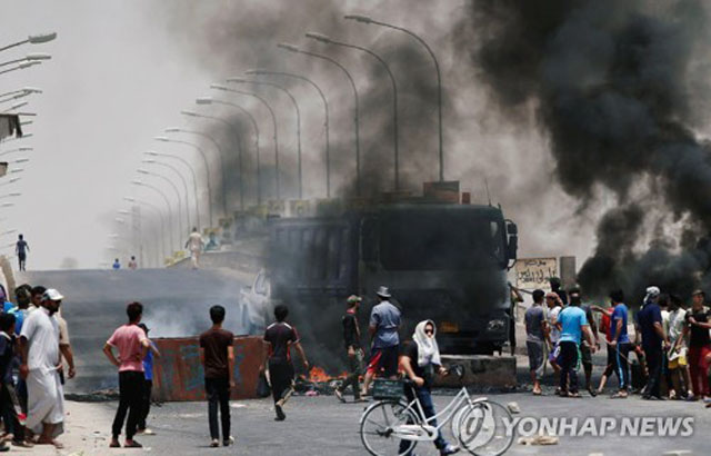 ▲ 지난 12일(현지시간) 이라크 바스라 지역에서 시위가 끝난 뒤의 모습. ⓒ연합뉴스-로이터통신. 무단전재 및 재배포 금지.