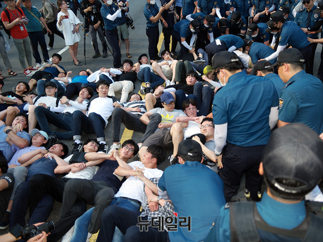 ▲ 14일 '제19회 퀴어문화축제'가 진행된 가운데, 반(反)동성애 집회 참가자들이 퀴어 참가자들의 행진을 가로막는 모습.ⓒ뉴데일리 이기륭 기자