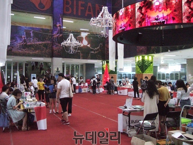 ▲ 14일 부천시청 1층에서 진행된 플리마켓. ⓒ정호영