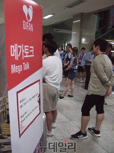 ▲ 부천시청 1층에 마련된 '판타스틱 큐브'. 이날 진행된 '메가토크 : 영화 그리고 나, 감독 구혜선을 말하다'는 인터넷을 통해 생중계됐다. ⓒ정호영