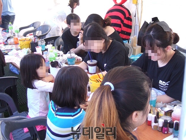 ▲ 페이스 페인팅. ⓒ정호영