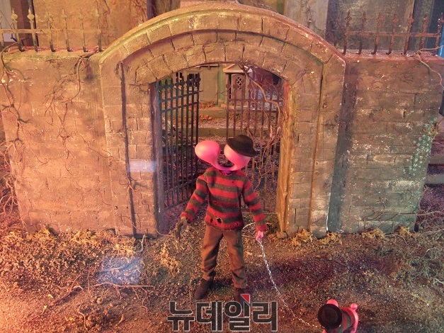 ▲ BIFAN 포스터 피규어. 부천시청 2층에서 만날 수 있다. ⓒ정호영