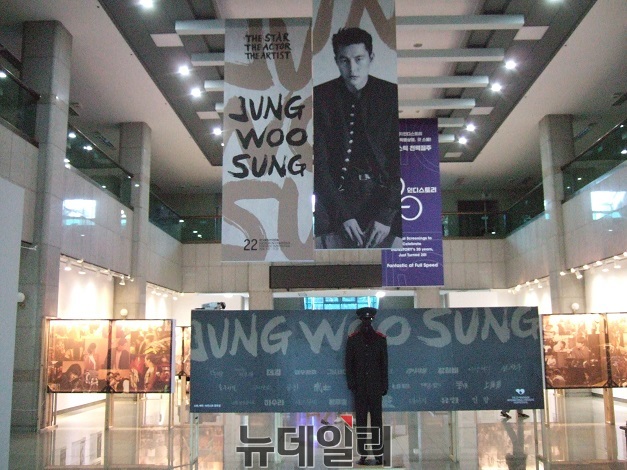 ▲ 부천시의회 1층에 마련된 배우 정우성 특별 전시회. ⓒ정호영