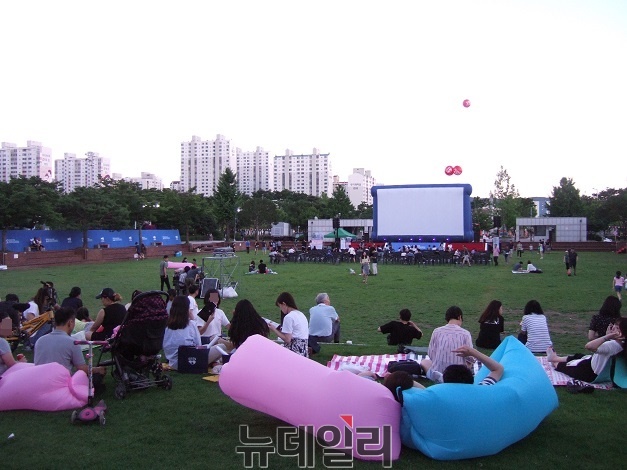 ▲ 부천시청 앞 잔디광장의 시민들. ⓒ정호영