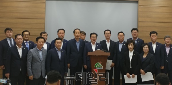 ▲ '소방복합치유센터' 입지 결정이 하루를 남긴 가운데 송기섭 진천군수가 음성군 혁신도시로 후보지를 양보하는 기자회견을 하고 있다.ⓒ뉴데일리 충청본부 D/B