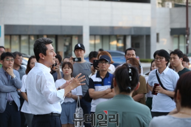 ▲ 이강덕 포항시장이 최근 포항 자이 아파트 입주자 민원 해결을 위해 직접 현장을 방문해 입주예정자들과 면담을 하고 있다.ⓒ뉴데일리